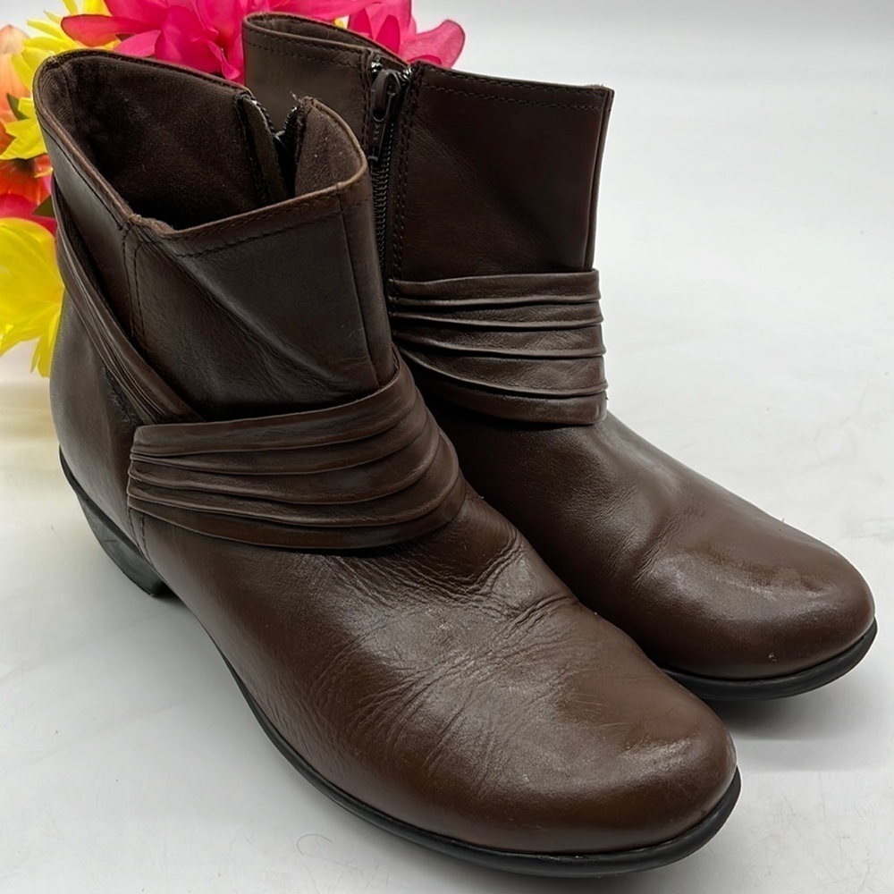 Clarks Brown Leather Ankle Bootie Sz 9. MCA1823E